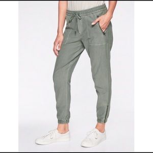 NWOT Athleta Farallon Pant size 10T Palm Green